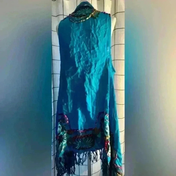 Beautiful turquoise wrap with embroidery embellishments - Picture 8 of 10